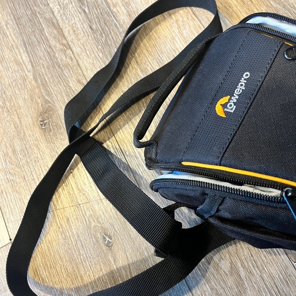 LowePro Adventura compact camera bag - Picture 4 of 7